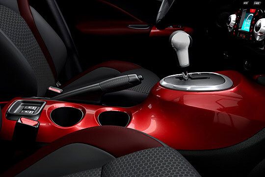 Zwischen Fahrer und Beifahrer erhebt sich fast unüberwindbar der Schaltkanal mit dem Schaltknüppel, der dafür aber bei sportlicher Fahrweise gut in der Hand liegt. (Archiv: Vogel Business Media)