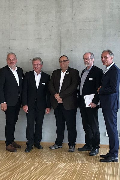 Der neue Vorstand von Carbon Composites: (v. li.) Günter Deinzer (Audi), Lars Herbeck (Voith Composites), Ralph Hufschmied (Hufschmied Zerspanungssysteme), Siegfried Horn (Uni Augsburg) und der bisherige Vorstandsvorsitzdende Klaus Drechsler (TUM/LCC).  (Carbon Composites )