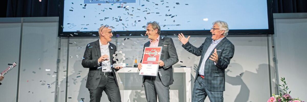 Matthias Böhm (à g., rédacteur en chef du SMM) et Heiko Visarius (à d., modérateur du SPF) remettent à Marc Schuler (au centre, CEO de Dixi Polytool SA) le premier prix du SMM Award pour la micro-fraise haute performance DIXI Cool+. (Source :Thomas Entzeroth)