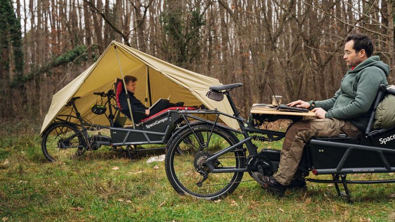 Ein solider Ständer sorgt beim abstellen des Bikes für Stabilität. (Bild: Autoren-Union Mobilität/Space Camper)