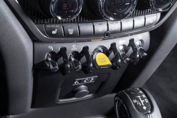 Der MINI Cooper S E Countryman ALL4 ist der erste Mini, bei dem ein Plug-in-Hybrid-Antrieb die Möglichkeit zu rein elektrischer und damit lokal emissionsfreier Mobilität eröffnet. (Mini)