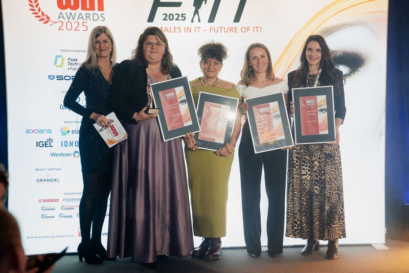 Die Gewinnerinnen aus dem Bereich »Women in eHealth « | Kategorie » Team Leader«. Dr. Carina Vorisek (Silber), Sophia Walczyk (Silber), Nadine Hopf (Gold) und Melanie Grimmer (Platin). (Bild: Manuel Emme Fotografie)