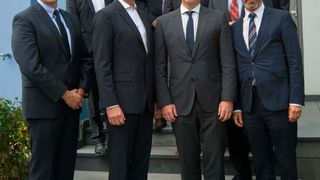 Startklar für das JV (vorne, v.l.): Greg Keizer, Jeff Skiklai (beide Bellwyck), Dr. Daniel Keesman, Dr. Michael Faller, (2. Reihe, v.l.) Mathias Felber, Michael Nemeth, Jürgen Hendricks, Jörg Frischkorn und Roland Wiesler (alle Faller). (August Faller)