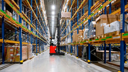 Automatisierte Regalandienung, selbst auf den oberen Ebenen: Der Linde R-MATIC leistet im Breitganglager von FIEGE wertvolle Unterstützung.  (Bild:  Linde Material Handling GmbH)