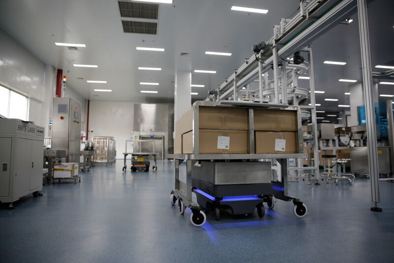 Bei Infinitus beliefern die Roboter eine automatisierte Verpackungsstation mit verschiedenen Packmaterialien. Dafür sind sie mit speziellen Hebevorrichtungen und Regalaufsätzen ausgestattet, in die die Mitarbeiter das entsprechende Material verladen. (Onerobots)