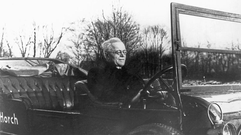 Der Gründer der Horch- und der Audiwerke und ein großer Auto-Pionier: August Horch in den Dreißigerjahren, fotografiert in einem seiner ersten Autos, einem Modell 23/40 PS von 1906. (Bild: Audi)