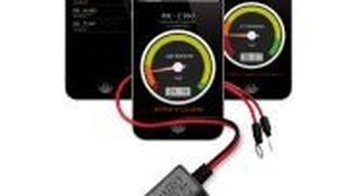 Der kleine Sender wird mit den Ringösen an die Batteriepole geschraubt. (Foto: Keckeisen)