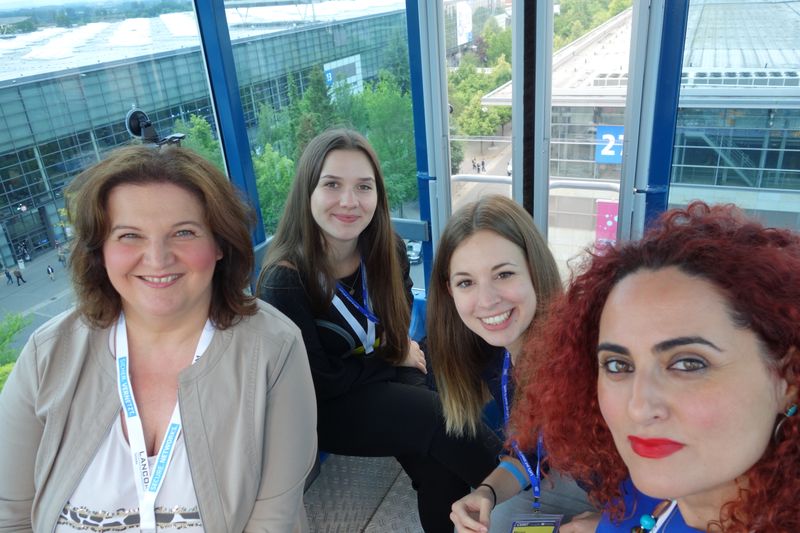 Einmal Riesenrad fahren für Lilli Kos und Besa, IT-BUSINESS, und (l.) Sophie Lichtenberg und Miriam Herbert, IBM. (Bild: IT-BUSINESS)