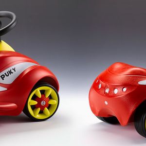Platz drei: Der Rutscher „Puky Racer“, Original (links) von Puky aus Deutschland, das Plagiat (rechts) von Xingtai Kurbao Toys aus China. Der Vertrieb erfolgt online, u.a. über alibaba.com. Design und Technik wurden 1:1 vom Original übernommen. Die billigen Materialen (Gehäuse, Räder, Lenkrad) und schlechte Verarbeitung (Oberflächen) spiegeln die minderwertige Qualität wider. (Bild:  Aktion Plagiarius e.V.)
