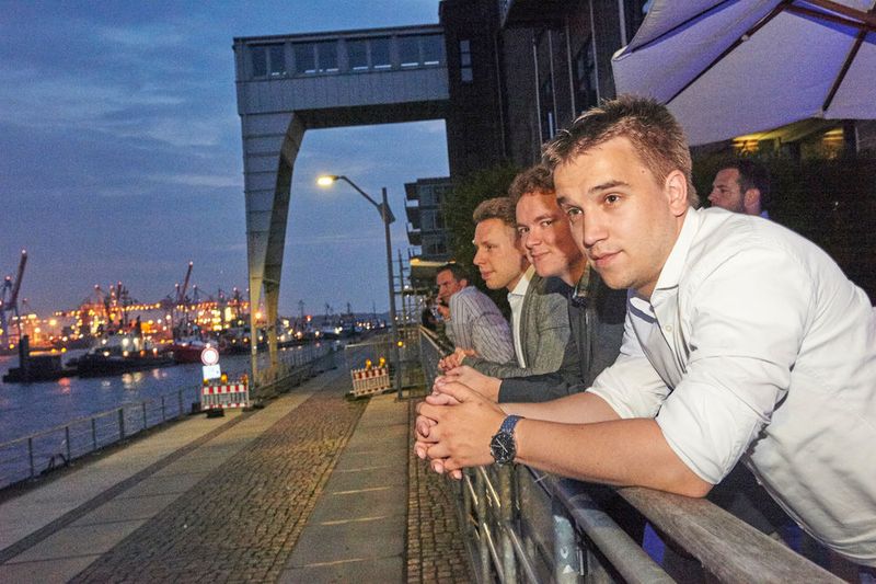 Blick über die Elbe zum erleuchteten Hamburger Hafen. (Trend Micro)