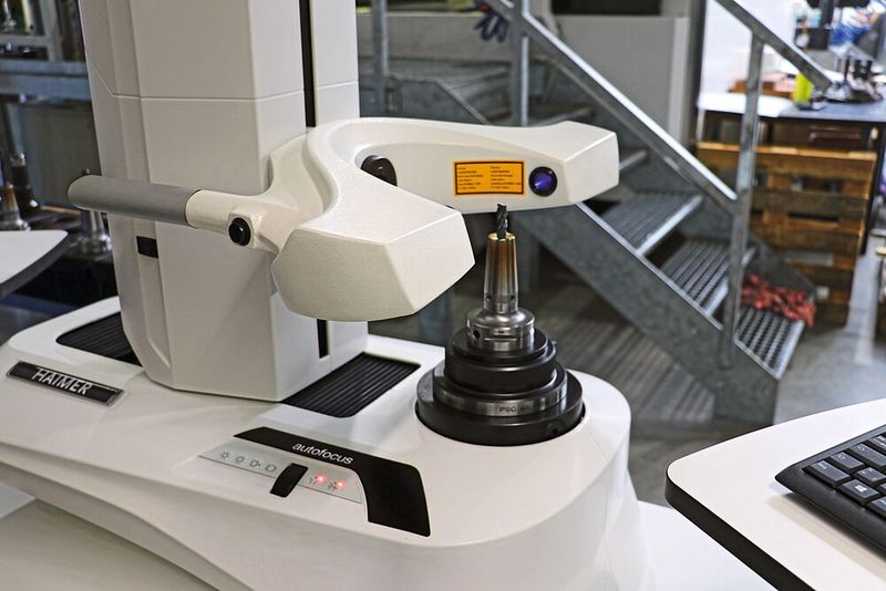 Die Haimer-Uno-Baureihe bietet in der Ausbaustufe Autofocus eine motorisch betriebene Spindel zum automatischen Scharfstellen der Schneide.  (Bild: Haimer)