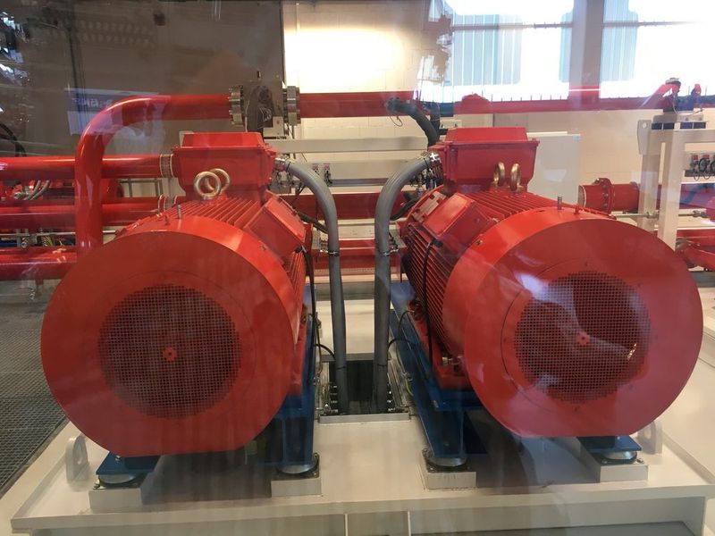 Riesige Hydraulik-Aggregate liefern die Kräfte für die Zylinder... (konstruktionspraxis/Jan Vollmuth)