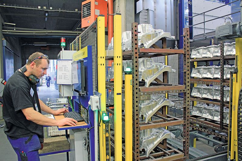 Verschiebebahnhof: Zur Einstellung der gewünschten Eigenschaften werden die Gussteile auf Gestellen durch eine vollautomatische Ofenanlage gefahren. (Klaus Vollrath)