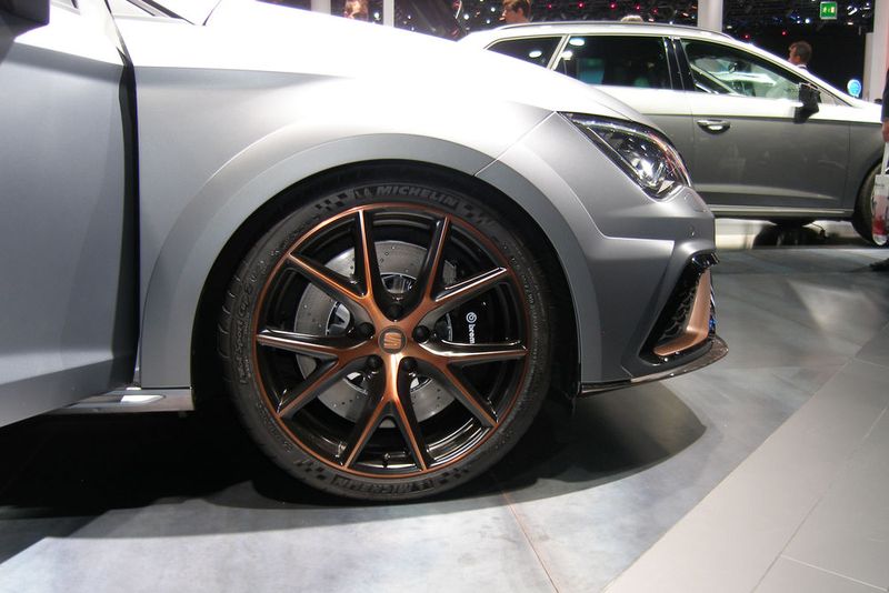 Ein Erkennungszeichen sind zudem diverse Anbauteile aus Carbon, die in einem Kupferfarbton gehalten sind. (Bild: Grimm / »kfz-betrieb«)