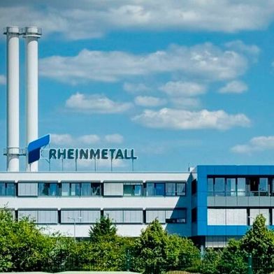 Blick auf das Rheinmetall-Werk in Neuss. Nachdem sich der Rüstungskonzern entschlossen hat, es für die Fertigung von Drohnen und Satelliten umzubauen, schließt sich der Plan an, auch ein KI-Zentrum entstehen zu lassen. Das weckt Hoffnungen auf mehr Arbeitsplätze in der Region ... (Bild: dpa)