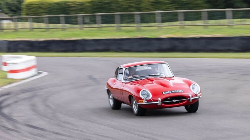 Der Goodwood Circiut ist eine schöne Kulisse für eine flotte Sause mit einem 60 Jahre alten Jaguar E-Type.(Bild:  Jaguar)