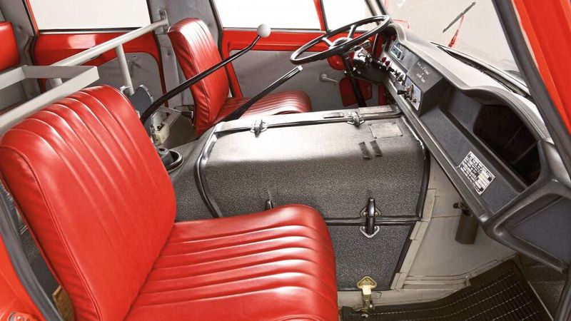 Typisch Frontlenker: Der Motor macht sich zwischen Fahrer und Beifahrer im Innenraum deutlich breit. Der Hebel mit dem weißen Knauf in gefühlter Ohrhöhe ist übrigens der Schalthebel. (Bild: Citroën )