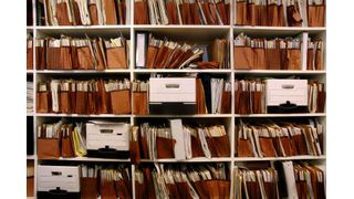 Ein seltener Blick in das Führerhaus eines LKW – Papier wohin man sieht! (Bild: Flickr)