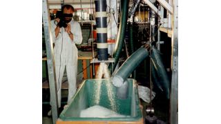 Versuchsaufbau: DN 100 Freifallmischer mischt 4 m³/h Kunststoffgranulat mit 0,02 Prozent Zinkstearat-Pulver.  (Bild: U + A Gesellschaft für Process Engineering)