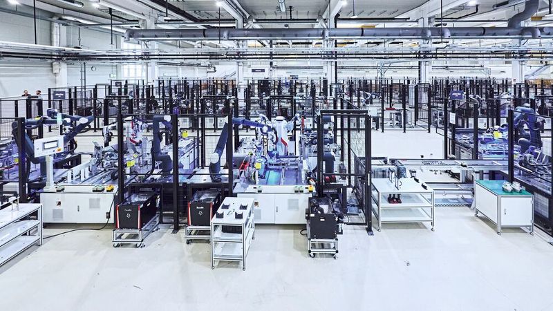 Roboter bauen Roboter in Fürstenfeldbruck: Noch bauen Menschen mit in der Fertigung von Agile Robots. (Bild: Agile Robots)