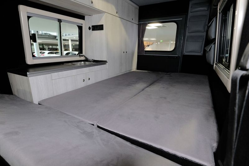 Hinten lässt sich eine ebene Schlaffläche aufbauen. (Bild: Lorinser)