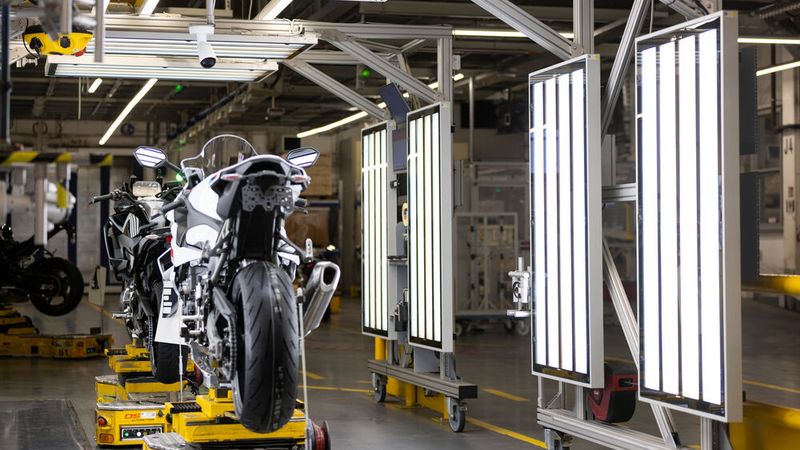 Die Motorradproduktion erfolgt zum großen Teil durch manuelle Arbeit. Sogar die Zierstreifen an den Motorrädern werden nach wie vor manuell aufgemalt. Die meisten Motorrad-Teile werden direkt im Werk gefertigt und montiert, die Fahrwerke werden hingegen von extern zugeliefert. (Bild: BMW AG)