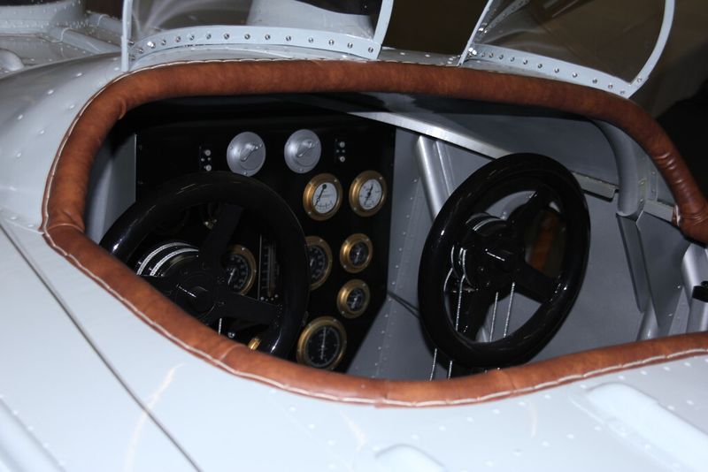 Das Cockpit der Do-Wal...Holz und Messing...fast noch bootstypisch. (Königsreuther)