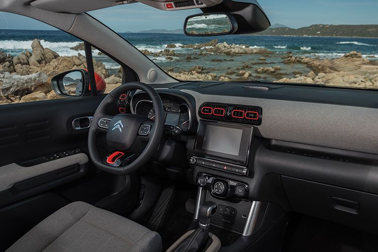 Der C3 Aircross bietet eher gemütliche als sportliche Sitze, zahlreiche Ablagen und angenehme Materialien. (Citroën)