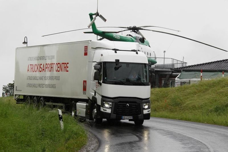 Die Teilnehmer der Renault Trucks Optifuel Challenge mussten den Renault Trucks T über die regennassen Straßen Thüringens chauffieren. (Bild: Renault)