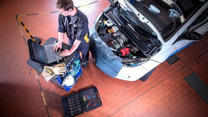 Die Zukunft der Werkstatt und des Autohauses sind Themen zweier Online-Infoveranstaltungen des Kfz-Gewerbes Baden-Württemberg. Unter anderem geht es um den Zugang zu Daten, und zwar nicht nur zu denen, die man zur Diagnose und Reparatur braucht. (Bild:  ProMotor)