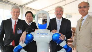 V.l.n.r.: Manfred Stern (Chief Operations Officer, Yaskawa Europe GmbH), Koichi Takamiya (Board of Director, Regional Head Europe, Yaskawa Electric Corporation, Japan), Roboter Motoman SDA 10, der bayerische Wirtschaftsminister Dr. Martin Zeil und der japanische Generalkonsul Akira Mizutani.  (Bild: Yaskawa)