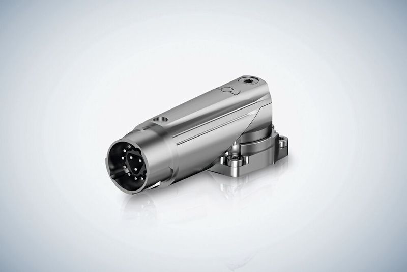 Der standardmäßige radiale Winkelstecker mit Bajonettverschluss ist drehbar und rastet automatisch ein (Bild). Für platzkritische Anwendungen steht ein axialer Stecker zur Verfügung, alternativ ist auch ein konfektionierter Kabelanschluss möglich. 