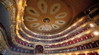 Nach sechs Jahren sorgfältiger Restaurierung erstrahlt der Zuschauerraum wieder im alten Glanz.  (Bild: Rexroth)