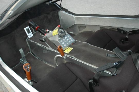 Das Bedienkonzept des TW4XP ist ungewöhnlich. Der Fahrer steuert das Dreirad über die beiden Hebel. Auch der Beschleunigungsknopf ist hier integriert. Das Bremspedal ist nur bei Vollbremsungen und beim Parken notwendig. (Archiv: Vogel Business Media)