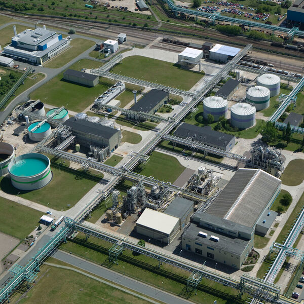Die Chlor-Alkali-Anlage von Nobian im Chemiepark Bitterfeld-Wolfen hat mit der Lieferung von grünem Wasserstoff an einen internationalen Kunden begonnen. Der Hersteller liefert damit als erstes Unternehmen in Deutschland grünen Wasserstoff aus einer Chlor-Alkali-Membranelektrolyse (Bild: Nobia)