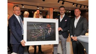 Cadillac-Europachef Felix Weller (rechts) und Händlernetzmanager Darko Pehar (Mitte) hatten für AVAG-Holdingvorstand Ulf Pfeiffer etwas dabei.  (Bild: Peter Fastl)