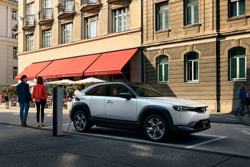 Die Japaner packen nur einen 35,5 kWh großen Lithium-Ionen-Speicher in ihren ersten Vollstromer. (Mazda)