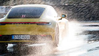 Porsche setzt im neuen 911er ein System ein, das Aquaplaning frühzeitig erkennt. (R-Photography/Porsche)