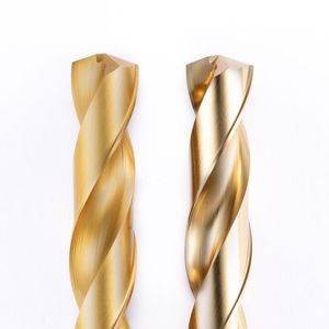 Das ist der Beweis von Anca, das mittels Steam Finish besser Oberflächenqualitäten für Werkzeuge machbar sind. Der rechte Bohrer wurde so behandelt.(Bild:  Anca)