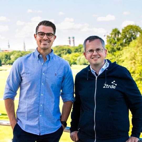 Johannes Stoffel (li.), Gründer und Geschäftsführer von 2trde, hat 2,5 Millionen Euro für sein Start-up eingesammelt. Neuer Hauptinvestor ist Maniv Mobility, dessen Principal Nate Jaret (re.) jetzt im Aufsichtsrat von 2trde sitzt. Johannes Stoffel (li.), Gründer und Geschäftsführer von 2trde, hat 2,5 Millionen Euro für sein Start-up eingesammelt. Neuer Hauptinvestor ist Maniv Mobility, dessen Principal Nate Jaret (re.) jetzt im Aufsichtsrat von 2trde sitzt.
