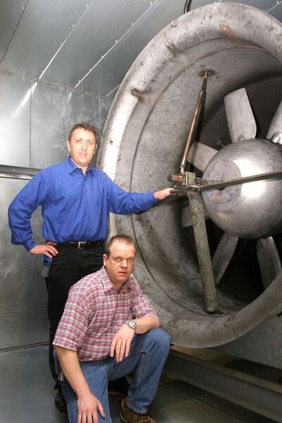 Josef Feichtmair (l.) und Frank Oberdick vor einem Axial-Zuluftventilator (Archiv: Vogel Business Media)
