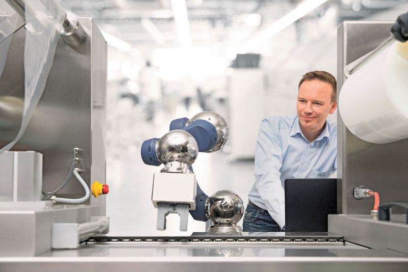 Die Effizienz von Roboterapplikationen steigt, je enger Mensch und Maschine zusammenarbeiten können. Gleichzeitig stellt dies auch höhere Anforderungen an die Sicherheit. Dabei erfordert jede Applikation eine eigene sicherheitstechnische Betrachtung. (Pilz)