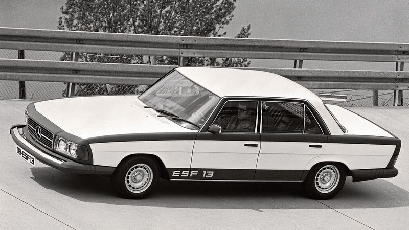 Die Stoßfänger sind nun unterfahrbar angeordnet, der Verformungsweg bleibt gleich. Bug und Heck sind verlängert, um den Stoßfängerüberhang auf ein stilistisch vertretbares Maß zu reduzieren. (Bild: Daimler AG)