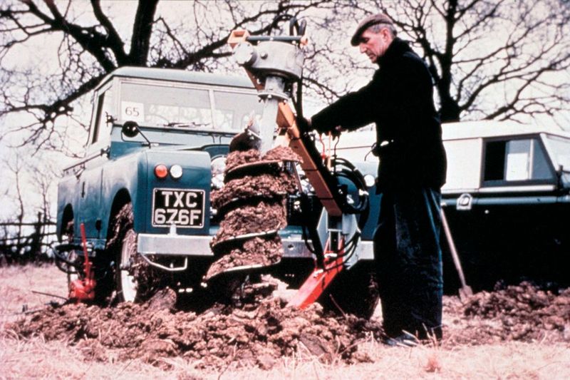 Land Rover Series II bei der Arbeit. (Bild: Land Rover)