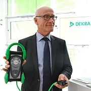 So sieht er aus: Dekra-Technikchef Hans-Jürgen Mäurer zeigt den HU-Adapter.(Foto:  Rosenow)