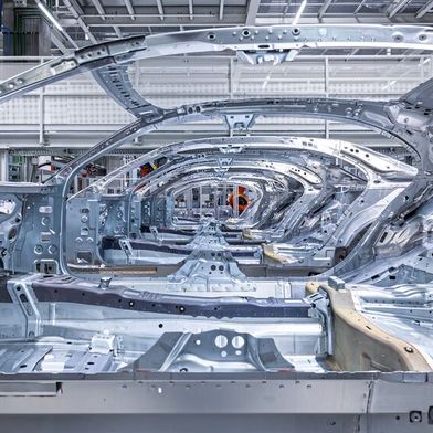 Wie werden aus vielen Einzelteilen möglichst effizient und flexibel neue Autos? Das diskutieren wir mit Produktionsexperten beim Smart Factory Day in Berlin. (Bild: Mercedes-Benz)
