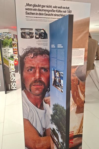 Die Ausstellung ist als Serie von Blickwinkeln angelegt. Ihre Dramaturgie führt vom Erleben zum Verstehen und eröffnet unterschiedliche Zugänge zum Motorsport. Visuell, räumlich und sinnlich.  (Bild: Dominsky – VCG)