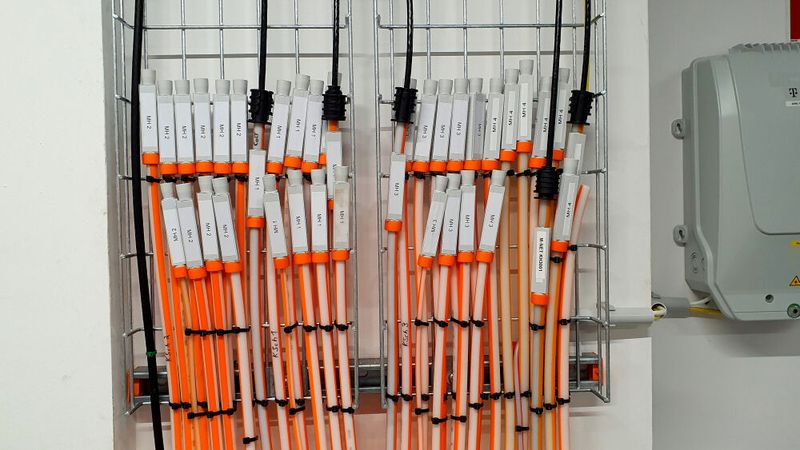 Jenseits jeder AVM Fritzbox 5590 Fiber: Glasfaser-Anschlüsse eines Rechenzentrums. (Bild: Harald Karcher)