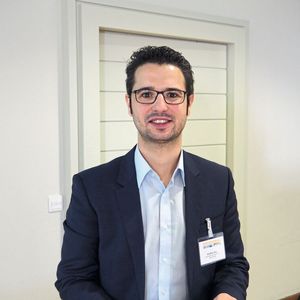 Steffen Hau, Uni Saarland, entwickelte einen innovativen Antrieb für einen Rüttelförderer, derauf dielektrischen Elastomeren basiert.(Bild:  Mühlenkamp)