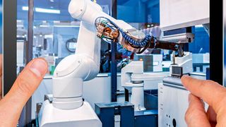 Um wirtschaftlicher und effizienter zu produzieren, ist Automatisierung unerlässlich. Das muss nicht immer teuer sein. (Bild: ©Andrey Armyagov /  ©robert - stock.adobe.com [M])